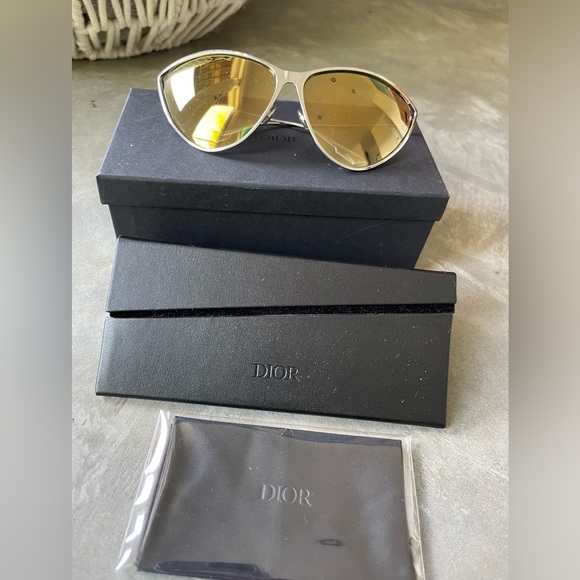 Dior New 65mm Woman’s Sunglasses with Black leather case - Picture 2 of 16